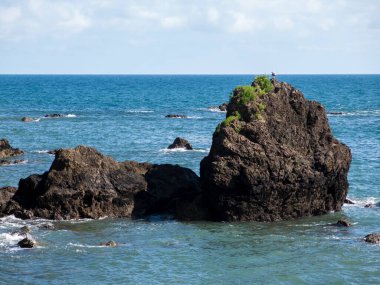 Cantabrian Denizi 'nin Kıyı Güzelliğini Keşfeden: Kaya oluşumlarında güneşli bir gün