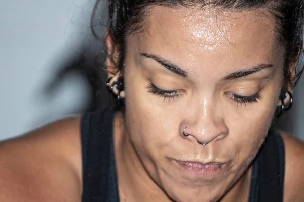 Empowered Latina Fitness Enthousiast Verplettert Gym Goals Met Vastberadenheid Stockfoto