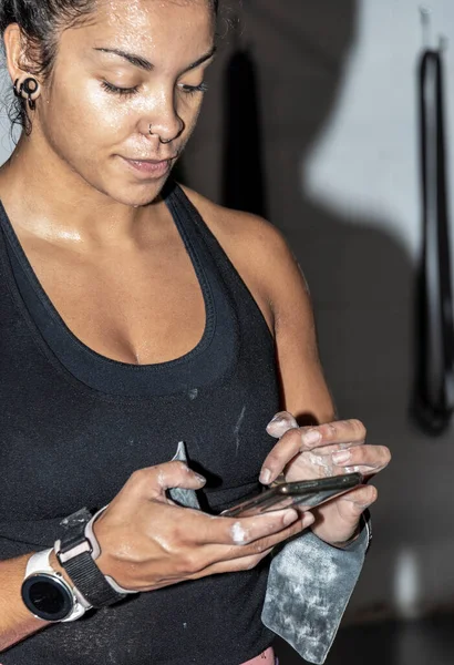 Vrouwelijke Atleet Die Zich Richt Opleiding Zelfzorg Technologie Voor Een — Stockfoto