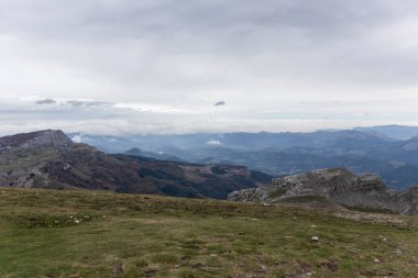 Gizemli Gorbea Dağı 'nın büyüleyici Bask manzarasını keşfedin.