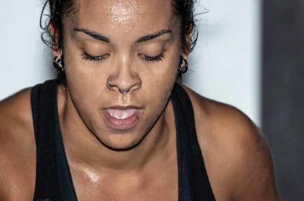 Stärkt Latina Fitness Enthusiast Krossar Gym Mål Med Beslutsamhet — Stockfoto