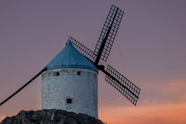 Sunset Views: Toledo 'daki Consuegra' nın Büyüleyici Yel Değirmenlerini Keşfetmek