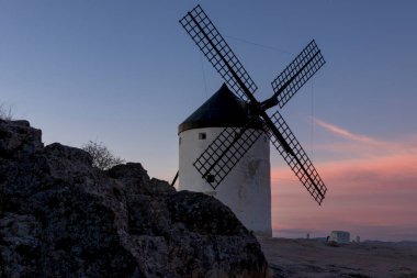 Tranquil Charm: Toledo 'da Günbatımında Yel değirmenlerinin Ebedi Güzelliğine Şahit Olmak