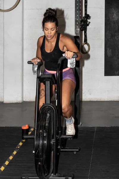 Trampa Fitness Latina Womans Bestämning Lyser Gym Inomhus Cykling Session — Stockfoto