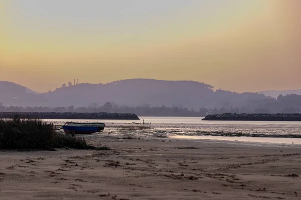 Красота Заката Двух Лодках Песчаном Пляже Ларедо — стоковое фото