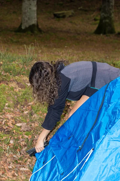 Bir Kadın Dağcı Çadırını Kurarken Vahşi Doğayı Keşfetmek — Stok fotoğraf