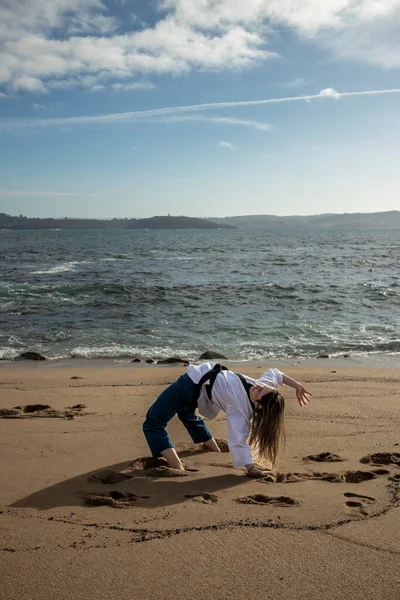 Wybrzeże Sztuki Walki Mistrzostwo Młoda Kobieta Showcasing Umiejętności Taekwondo Beach — Zdjęcie stockowe