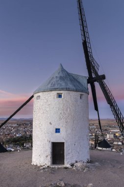 Alacakaranlık 'taki Konsuegra Değirmenlerinin Huzurlu Güzelliği