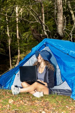 Forest Freelancer: Laptopuyla uğraşırken Doğayı Kucaklayan Kadın