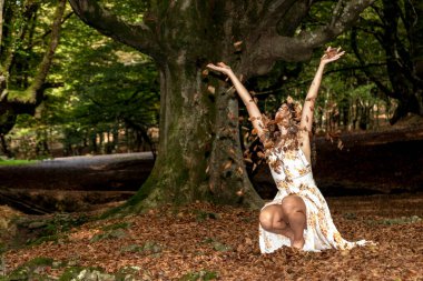 Tuhaf Sonbahar Keyfi: Güzel Esmer Kadın Beech Ormanı Yapraklarıyla Eğleniyor