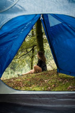 Tenha Orman İnzivası: Serene Esmer Kadın Çadırının Dışında Huzur Buldu