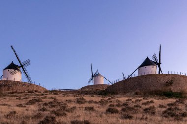 Consuegra 'nın görkemli yel değirmenleri Sunset Gökyüzünü Güzellikle Boyayın