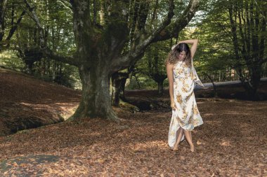 Yazlık Elbise İçinde Esmer Güzel Büyüleyici Kayın Ağaçlarının Ortasında