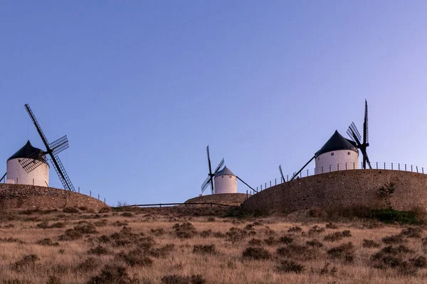 美しい空を描く夕日でConsuegraの雄大な風車 — ストック写真