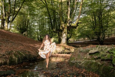 Autumn 's Delight: Esmer Güzellik Büyüleyici Ormanın Ortasında Bir Yaz Elbisesi İçinde Dönüyor