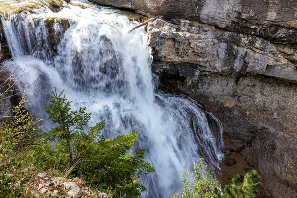 Ordesas Delight Breathtaking Waterfall Unveils Natures Majesty National Park — 스톡 사진