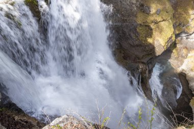 El değmemiş Ordesa Ulusal Parkı 'nda Büyüleyici Şelaleler