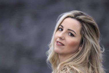 Büyüleyici Uzun Saçlı Sarışın Güzel 'in Büyüleyici Albenisi