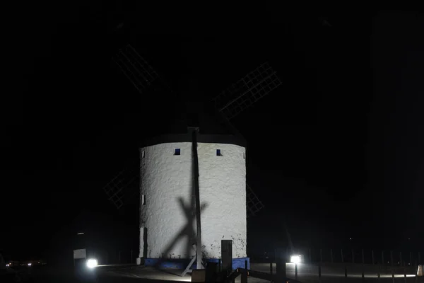 明媚的风车在西班牙黑暗中施放咒语 — 图库照片