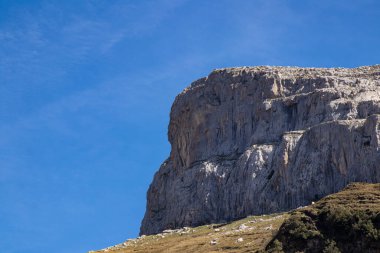 Kuzey İspanya 'da Cantabria' nın kırsal dağ manzarasının huzurunu keşfediyorum.