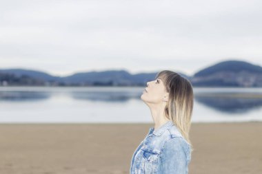 Deniz kıyısındaki Muhteşem Bir Kadının Huzurlu Anını Yakalıyorum