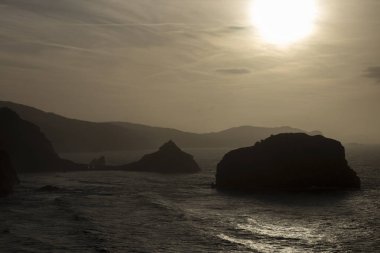 San Juan de Gaztelugatxe, Manzaralı Bask Sahili Adası, Akşam Parıltısı Altında Baslar