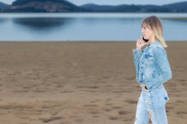 Denim Sahilinde Dağ Arkaplanlı Bir Kişi