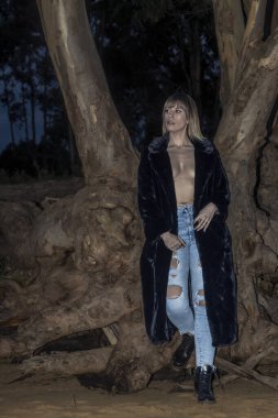 Kürk mantoyla Dağ Arkaplanına Karşı Şekil