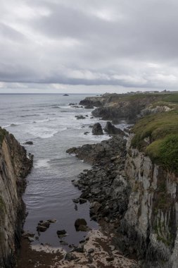 Deniz Burnu: Bulutlu Gök Altında Rocky Sahil Hattı