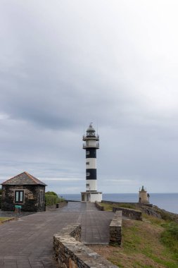 Fırtınanın Ortasındaki Yol Gösterici Işık: Okyanusa Bakan Çizgili Deniz Feneri