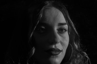 Siyah beyaz gülüşlü esmer kadın.