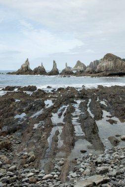 Cudillero kasabasındaki Asterias sahilinde sessizlik kumsalı