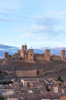 Tarihi şato, mimari kontrastların sergilendiği tuhaf bir kasabaya ve zamanın akışına bakıyor.