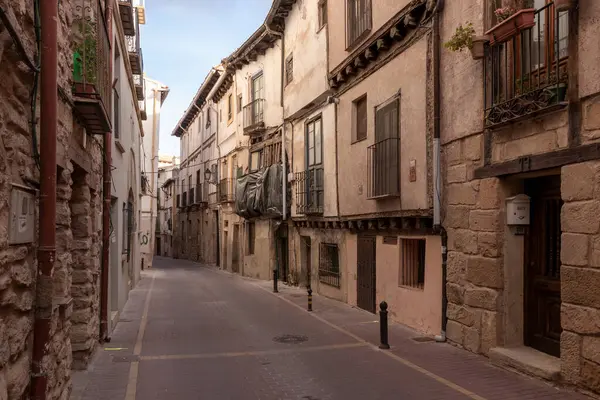 Sakin bir İspanyol köyünde tarihi evlerle dolu dar bir kaldırım taşı caddesi.
