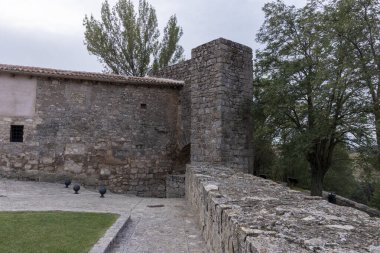 Ağaçlarla çevrili, güçlendirilmiş duvar ve kulesi olan tarihi taş bina, ortaçağ mimarisi ve mirasını barışçıl bir ortamda sergiliyor..