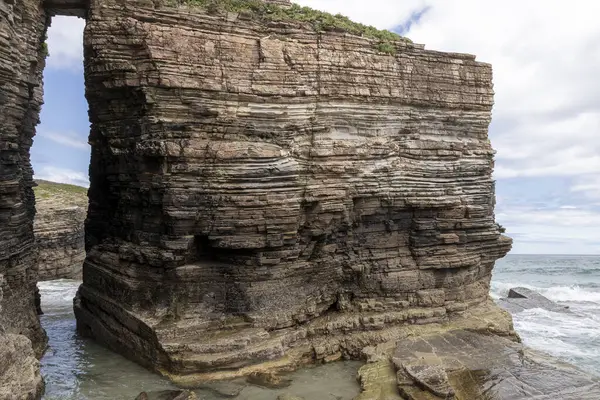 Flysch kaya oluşumları Zumaia, Bask ülkesinde, İspanya 'da Itzurun sahilinde doğal bir kemer oluşturur.