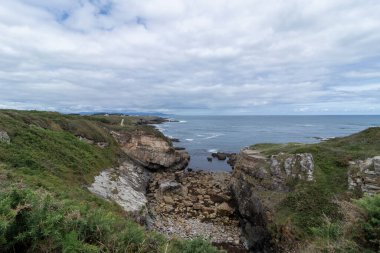 Kuzey İspanya 'nın kayalık kıyı şeridinin çarpıcı manzarası bulutlu bir gökyüzünün altında engin okyanusla buluşup dramatik ve resimli bir manzara yaratıyor.