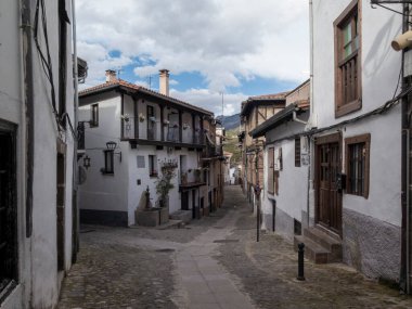 Cobblestone caddesi, Hervlerin Yahudi mahallesinde yokuş yukarı gidiyor, balkonlu, beyazlatılmış evler var.