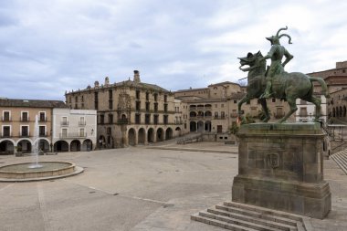 Plaza Belediye Başkanı, Olite, Navarre, İspanya 'daki Binicilik Heykeli' nde tarihi binalar ve bir çeşme bulunuyor.