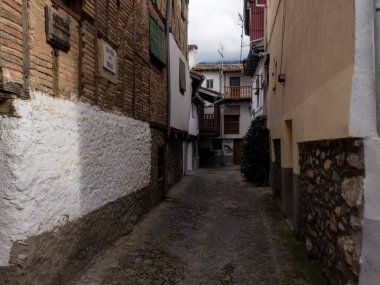 Resimli kaldırım taşı sokakları eski ve güzel bir kasabadaki tarihi evlerin arasında esiyor, zamansız bir sükunet hissi uyandırıyor.