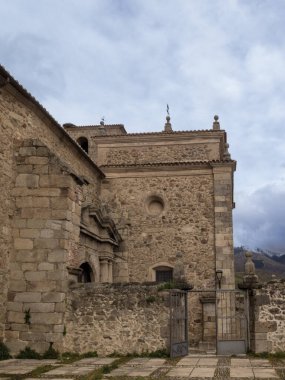 San Milano 'daki San Milano Manastırı. San Milano' daki La Cogolla, la Rioja, İspanya 'daki tarihi taş duvarları ve kapısı sergileniyor.