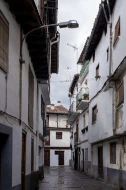 Beyaz cepheli geleneksel mimari, ahşap balkonlar ve kiremitli çatılar Candelario 'daki pitoresk bir ara sokağı karakterize ediyor.