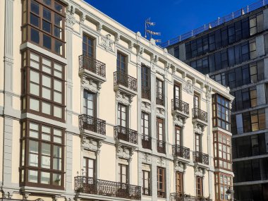 Klasik Avrupa mimarisi, tarihsel ve çağdaş tarzlar arasındaki karşıtlığı sergileyen şehir ortamında modern tasarımı karşılıyor