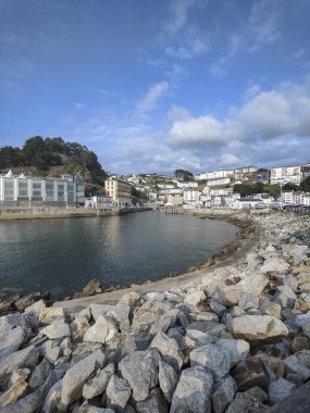 Huzurlu körfez, sakin bir gökyüzünün altında yuvarlanan tepelerin arasına kurulmuş bir İspanyol sahil kasabasının cazibesini yansıtıyor.