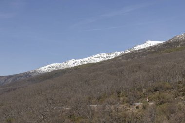 Berrak mavi gökyüzünün altında kar kaplı tepelere uzanan dolambaçlı dağ yolu kıştan bahara geçişin güzelliğini gözler önüne seriyor.