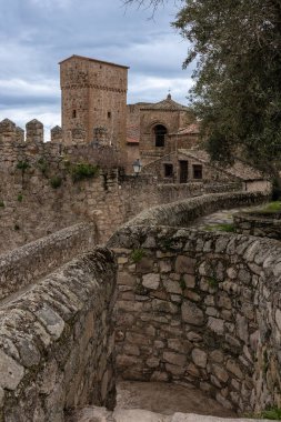 Antik taş duvarlar ve gökyüzüne uzanan bir kule İspanya 'daki tarihi Trujillo kalesini gözler önüne seriyor.
