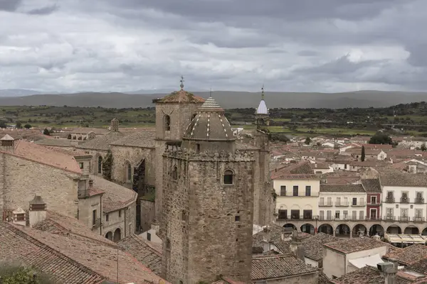 Santo mateo ve Bujaco Kulesi 'nin kilisesinin altını çizen Cceres, İspanya manzaralı şehir.