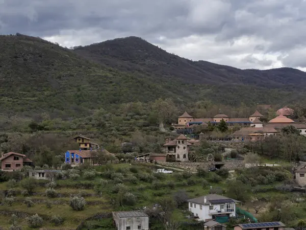 Arnedillo 'nun kaplıcalarının ve etrafındaki evlerin manzarası dağ yamaçlarının doğal güzelliğiyle harmanlanmış.