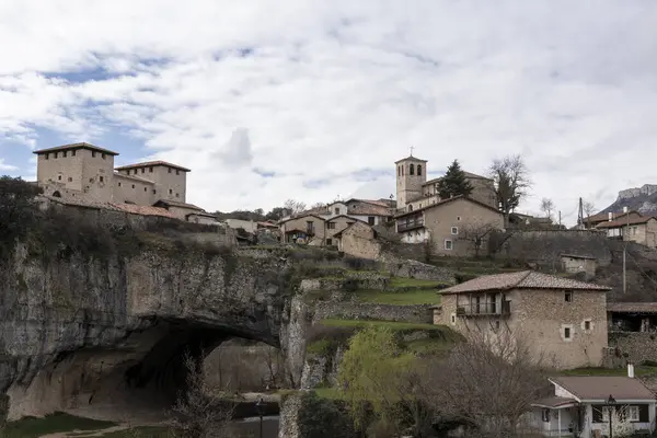 Puentedey, Nansa nehrinin üzerine doğal bir kaya kemeri üzerine inşa edilmiş, tarihi mimari ve çarpıcı doğal güzellikte bir ortaçağ köyü.