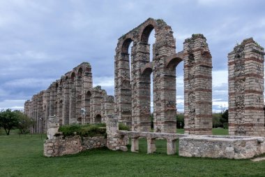 Antik Los Milagros su kemeri bulutlu bir gökyüzüne karşı dimdik ayakta duruyor. Roma mühendisliği ve Merida 'nın tarihsel önemi gözler önüne seriliyor.